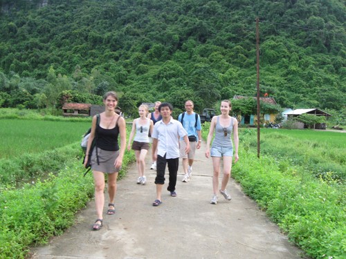 Tet in Viet Hai fishing village attractive to foreign tourists  - ảnh 1